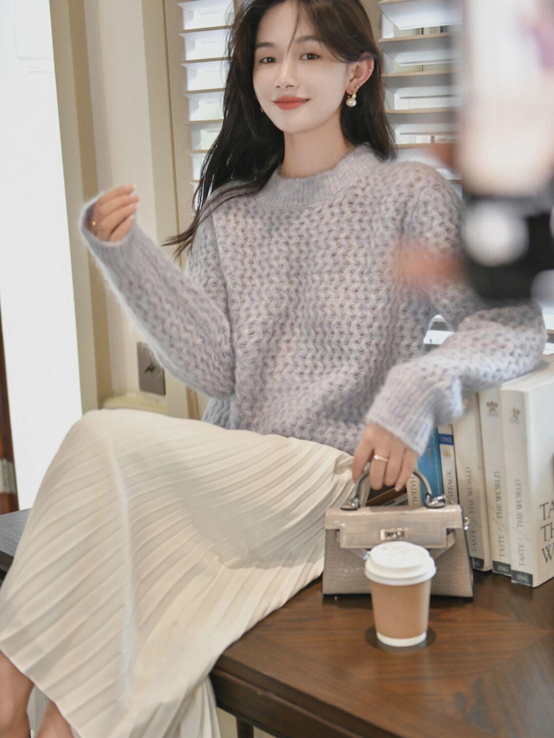 美眉|女人在冬季“买精不买多”,利用毛衣+半身裙来打造女性优雅气质