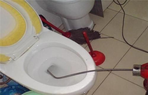 马桶堵塞后别花钱找人,只需贴上保鲜膜自动疏通,简单快捷不脏手