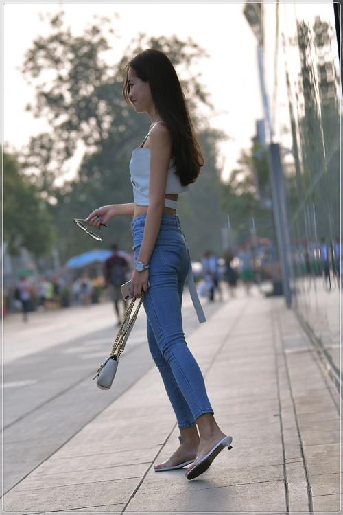  美女|街拍美女：白色吊带背心搭配经典款牛仔裤，简单清爽，舒适十足