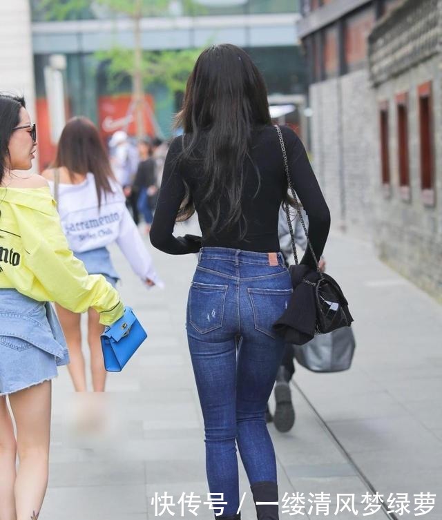 时尚|个性小姐姐，穿着时尚破洞牛仔裤，显高显瘦又显身材