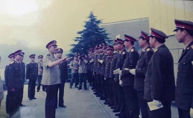 他时|军长上任,副军长迎接他时愣住了:你不是我当年俘虏的小兵吗?