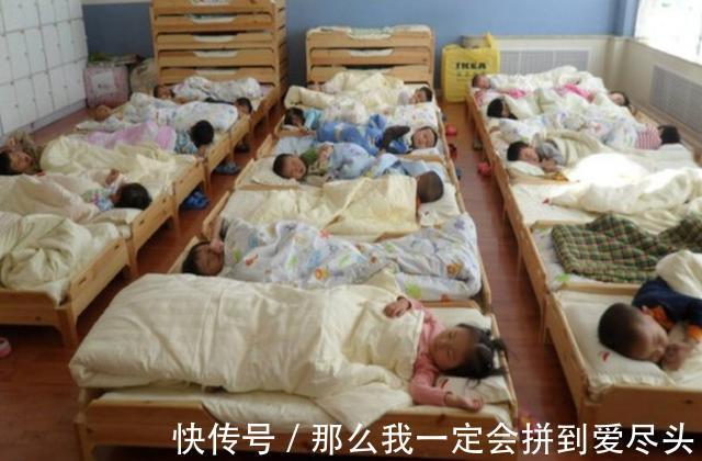 小朋友们|幼儿园“贪睡宝宝”赖床不起,老师同学全员出动,宝宝依旧睡得香