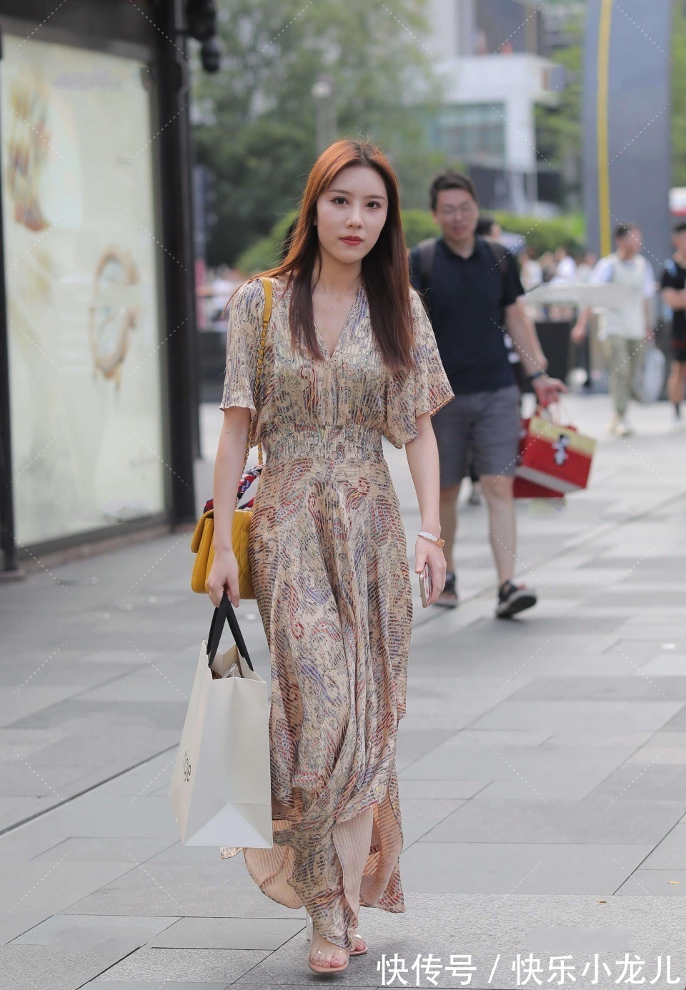 美女|以她高贵的外表，精致的高跟鞋，这种美女恐怕不容易驾驭