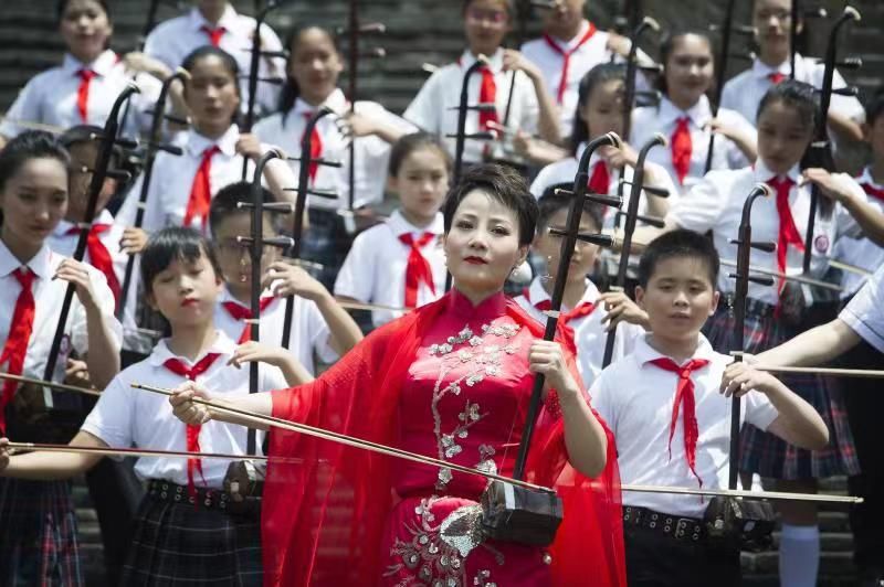 胡艺影|长城闻听二胡语，演奏家胡艺影与19名少年在长城奏响《我和我的祖国》