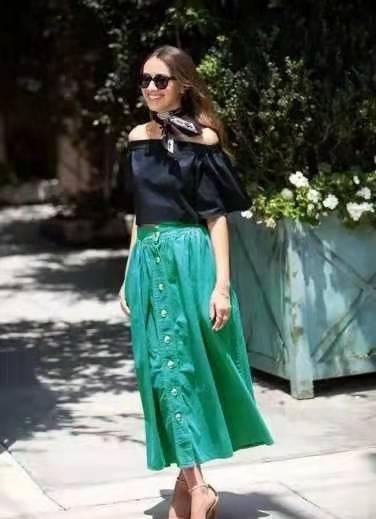 女人不管多大年龄，穿“裙子”别错过这3个颜色，显白百搭还洋气