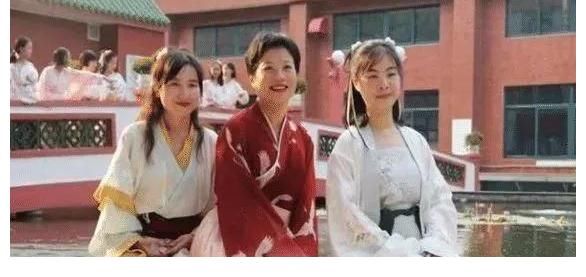 英语老师|各科老师穿“汉服”，学生表示：上课像“穿越”，下课像“梦游”