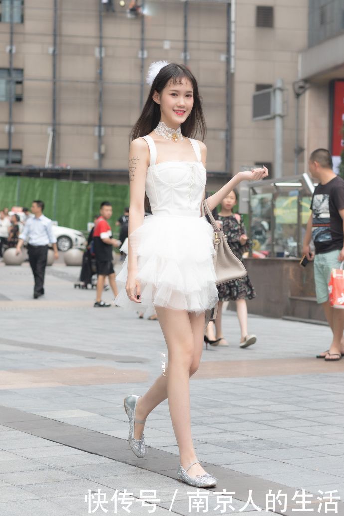 牛仔裤|街拍:小姐姐紧身衣搭配牛仔裤,凸显优美身材