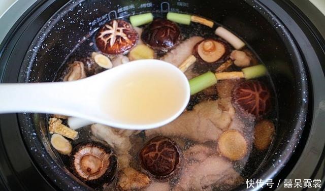  炖鸡时，有人直接炖有人焯水，老厨师错了，来看正确的做法