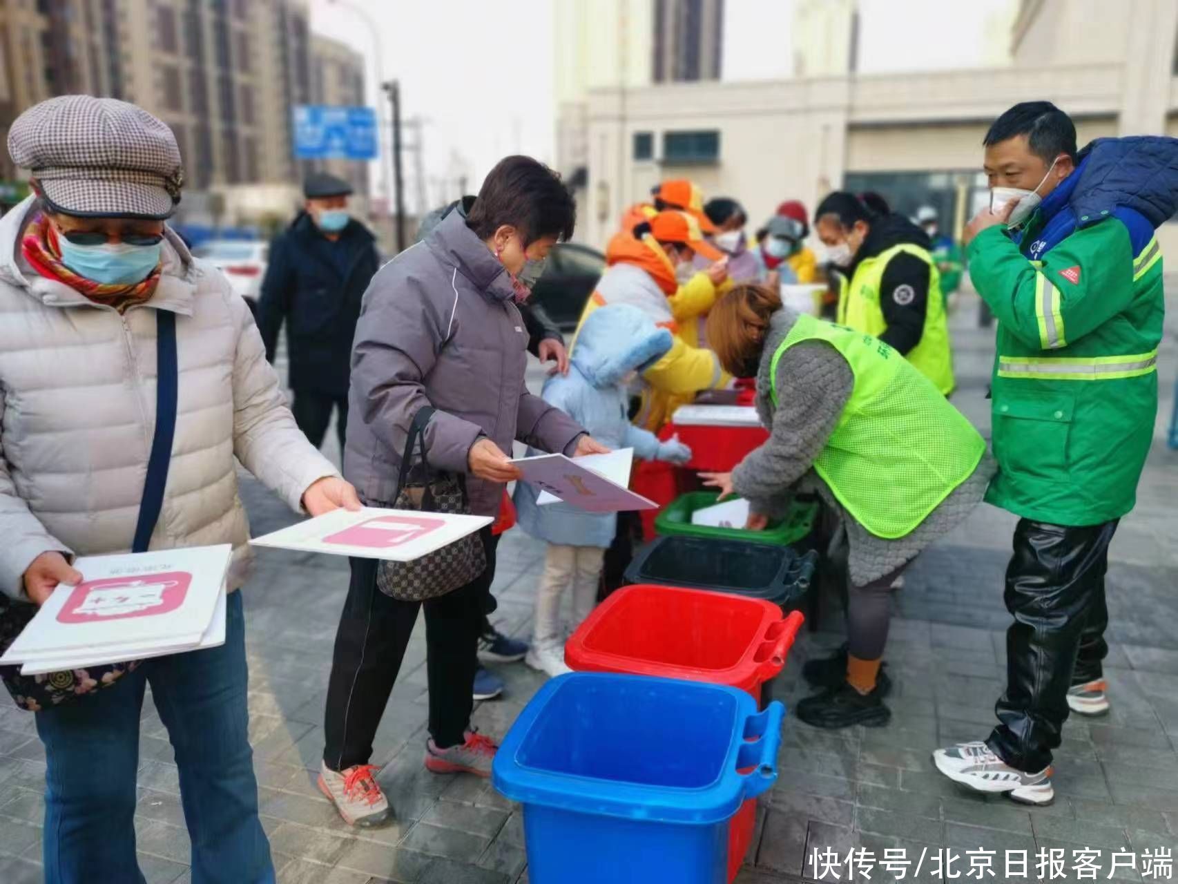 古城街道开展以“垃圾分好类，源头需减量”为主题的垃圾分类活动