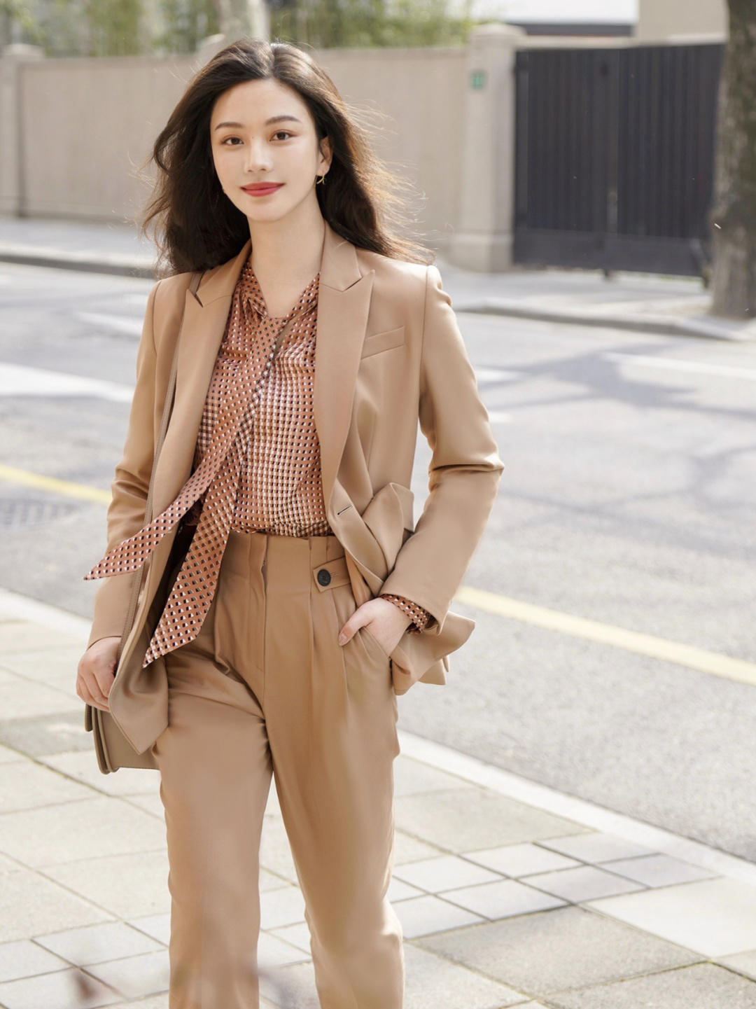 气质|女人少穿“大妈裤”,来看看4个实用九分裤搭配,演绎气质美