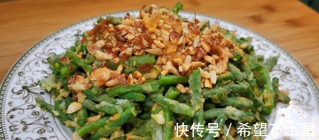 面粉|长豆角别只炒菜吃,教你一道农家做法,是饭也是菜,好吃解馋!