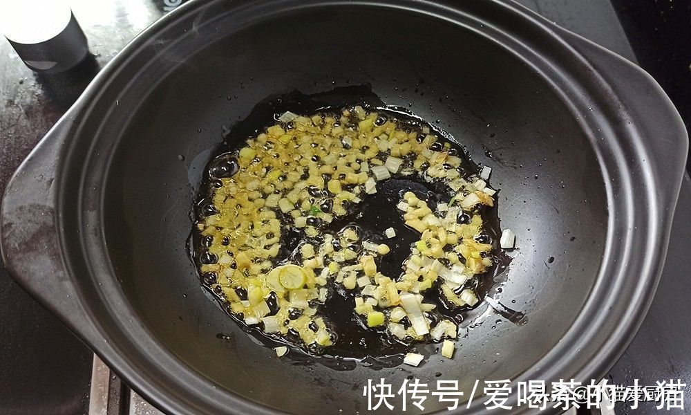 一道用嫩豆腐制作的“虾仁豆腐煲”，特别开胃，比吃火锅还过瘾