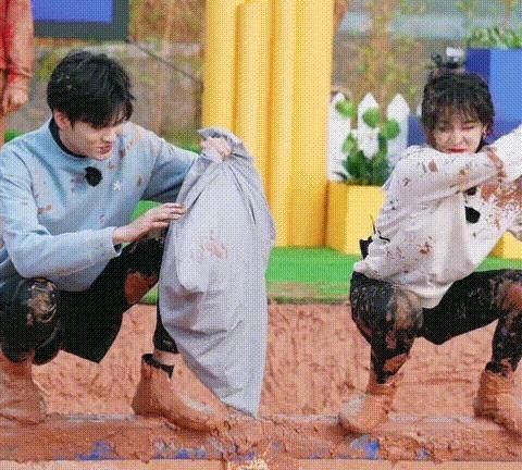 奔跑吧|毕雯珺玩游戏让着宋雨琦,黄旭熙直呼喜欢他,三个人都可可爱爱!