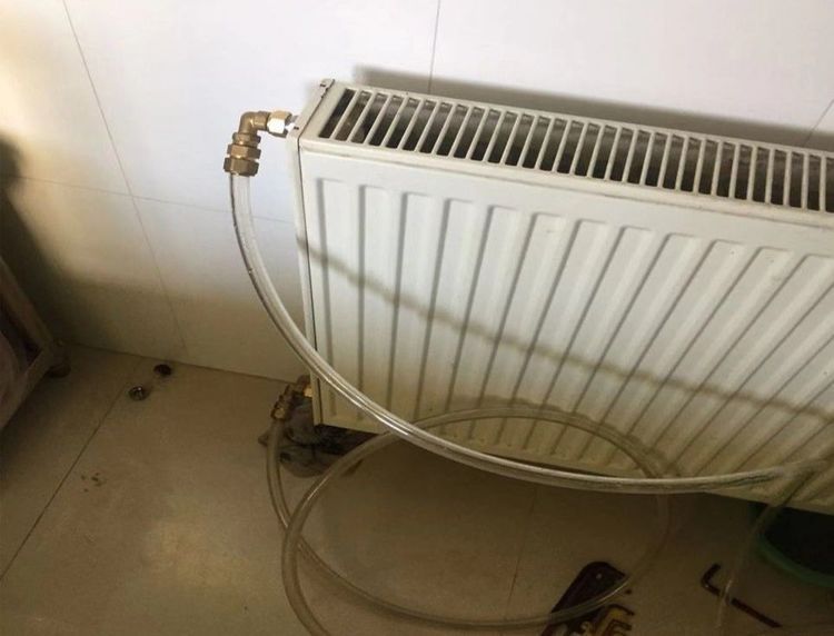 暖气片上面热下面凉的原因并非是憋气,而是这2点,要正确处理!