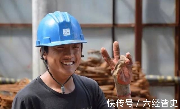 小王|建筑工弟弟高考被名校录取，预支8千工资被拒，看到手机信息笑了