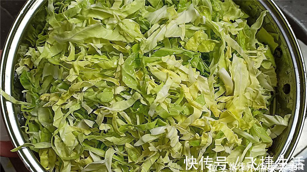 好吃|包菜炒粉条怎么做才好吃?教你1个小技巧,不坨不粘锅,味道也香