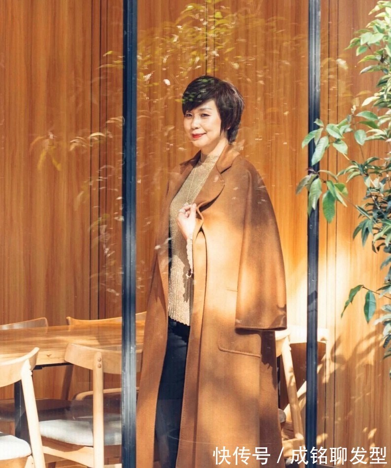 女人|55岁左右的女人衣服在精不在多!今年流行这几款,时髦耐用又好看