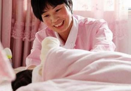 利弊|坐月子，要请月嫂还是老人帮忙，月嫂一些利弊你要知道