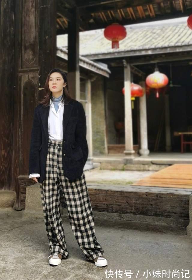 郁可唯|郁可唯的身材真好！白色衬衫搭配绿色马甲，线条可太完美了！