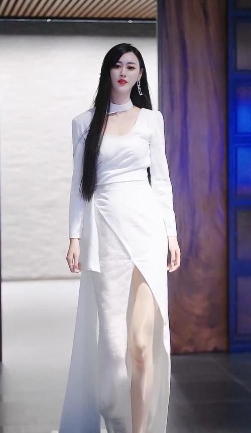 美女 白色长裙穿搭,仙气飘飘展现时尚魅力,端庄大气!