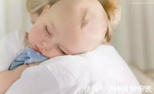 姿势|3个月侧睡,6个月平躺宝宝睡觉姿势有讲究,爸妈们快看