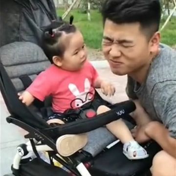 外甥女|舅舅偷亲小外甥女，宝宝的反应，让一旁的妈妈笑岔了气