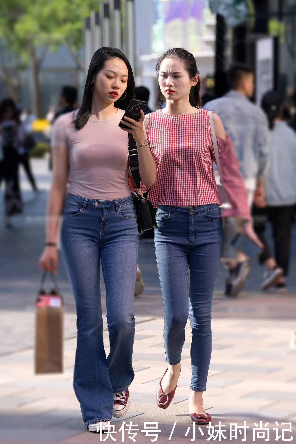 时尚|街拍:身材好就是任性,休闲“微喇裤”搭配打底衫,照样时尚有魅力!