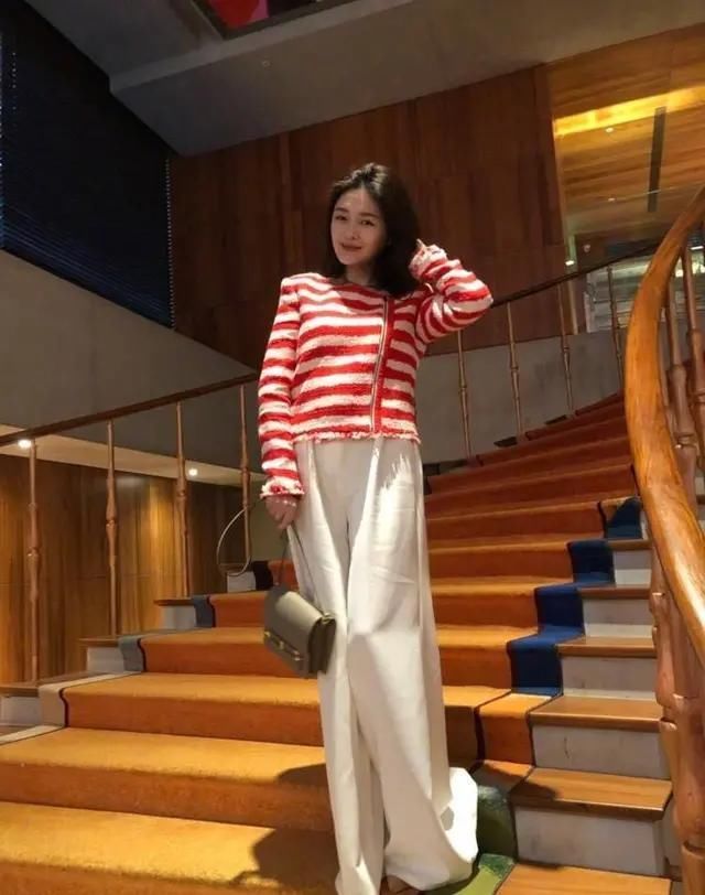 色彩的搭配|大S瘦下来少女感绝了,穿荷叶边衬衫配百褶裙,麻花辫俏皮减龄