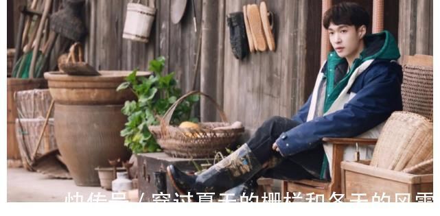 综艺《向往的生活》，那英和梁静在唱歌，妹妹一个人在边上吹泡泡