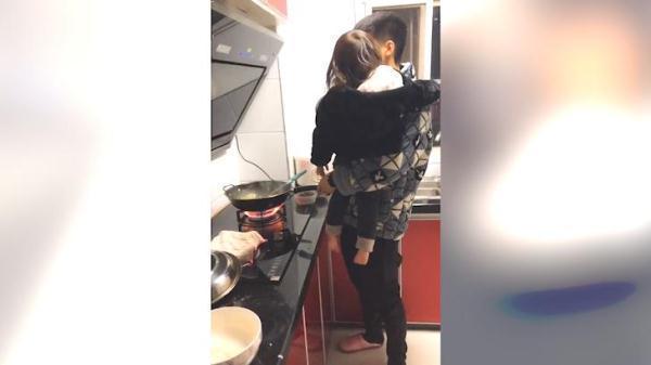 宝贝女儿|宝爸一下班,宝贝女儿缠着不放手,连做菜都得抱着她