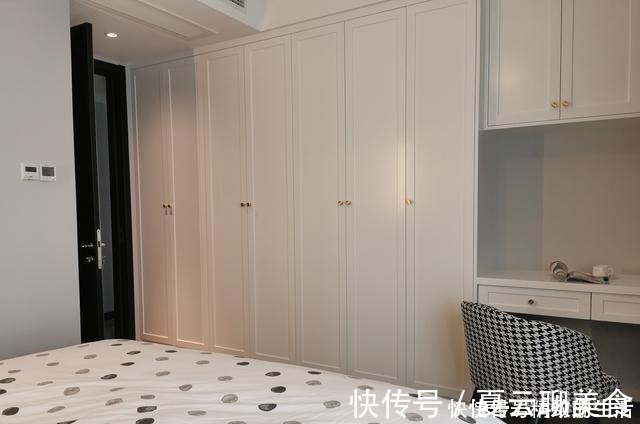 功能区|把衣柜挪到床尾，你才知道收纳空间有多大！整整一排，还多个书桌！