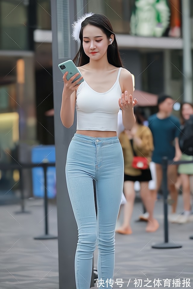 气儿 浅蓝色牛仔裤搭配白色短款上衣，穿搭清纯时尚，少女气息十足