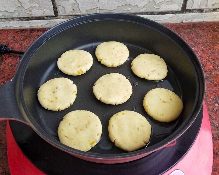 红薯别煮了，加入糯米粉，做成香甜软糯的红薯饼，味道真好