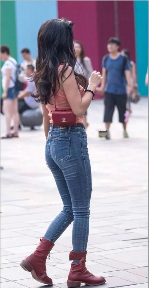 牛仔裤|高挑靓丽的小姐姐,紧身牛仔裤的穿搭,衬托出满满的性感!