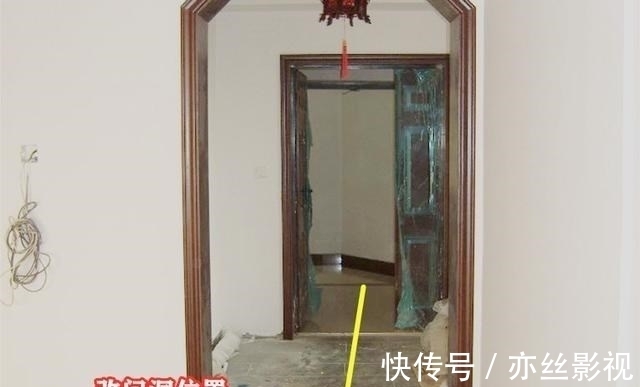 楼梯口|楼梯口正对着客厅,用木格栅隔断,关键比实心隔墙薄,更省空间