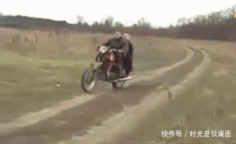 搞笑GIF:不要以为一瘸一拐的大叔很菜,其实