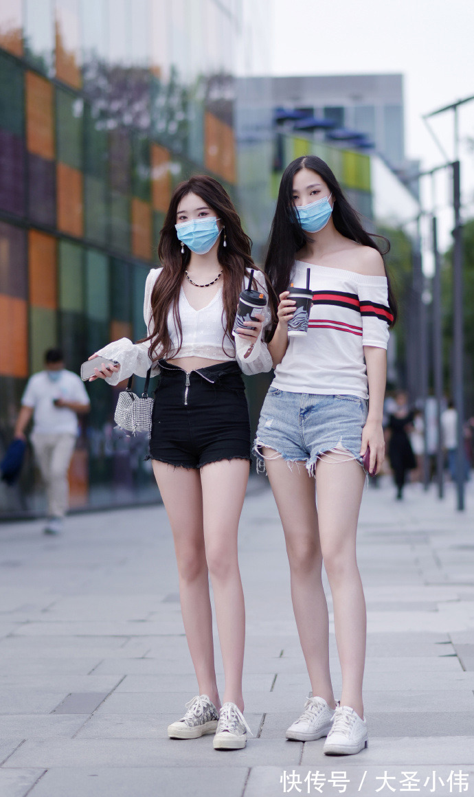 穿法 美女街拍:又火了一种穿法,叫“肩带扯一半”,时髦又撩人