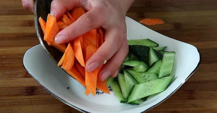 食用盐|包菜加3个鸡蛋，教你新鲜吃法，一周做5次，出锅比吃肉还香