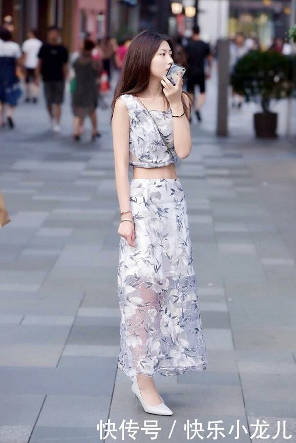 选择“中国风”套装,完美展现着纤细的腰身,优雅迷人