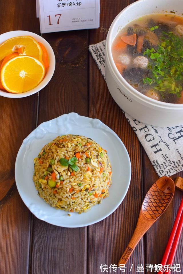 午饭|50岁阿姨午饭一人食，五彩炒饭丸子汤，不糊弄不凑合认真生活