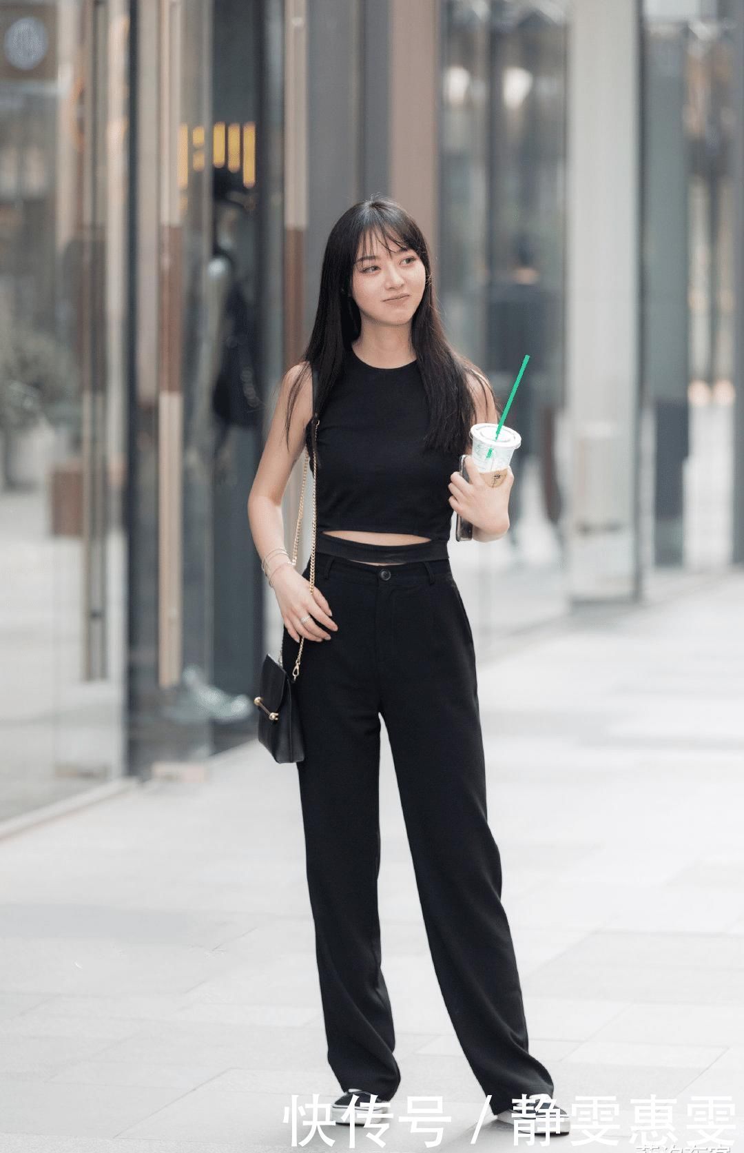 外表高冷的黑色阔腿裤其实非常百搭,宽松的裤型,走起来很拉风