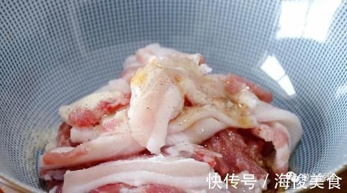 五花肉裹上淀粉糊，加一碗料汁炒，太下饭了，外皮想要更脆有窍门