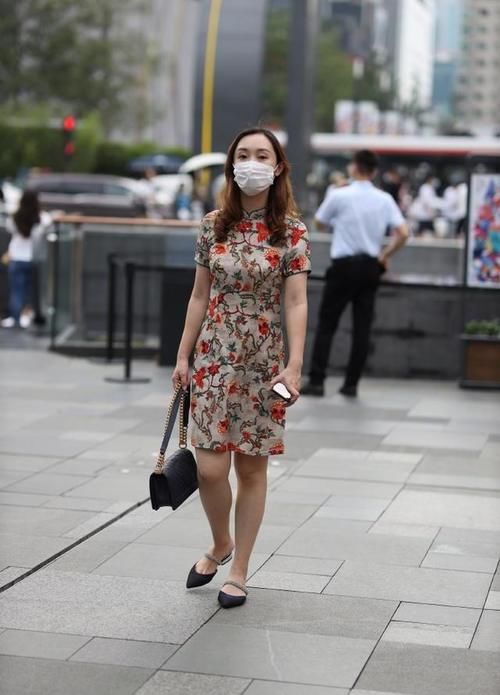 33岁“阿姨”的碎花旗袍，尽显优雅大气，“杀伤力”实在强！