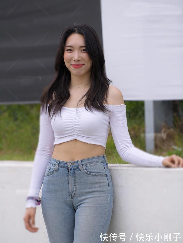 腿短 白色露肩上衣搭配牛仔打底裤,流行搭配,看起来更有范儿