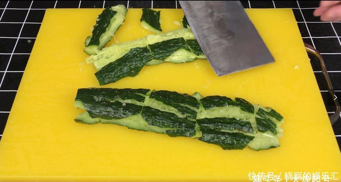 东北经典下酒凉拌菜,猪头肉拍黄瓜,肥而不腻清脆爽口