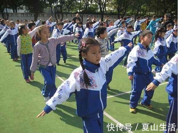 暖气管|穿尿不湿的果然惹不起！2岁萌宝徒手爬暖气管，引网友捧腹：高手