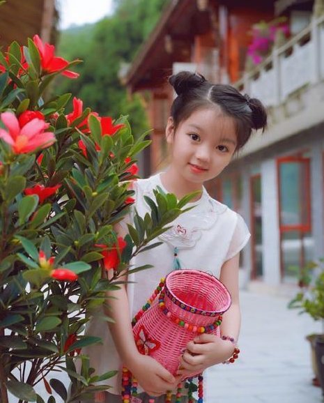 还记得4岁走红的阿拉蕾吗？被父母过度消费后，如今9岁成这样