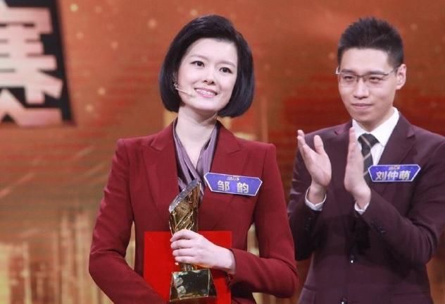 主持人大賽冠軍鄒韻成功轉(zhuǎn)型，英文主持吸睛，搶走身旁康輝風(fēng)頭