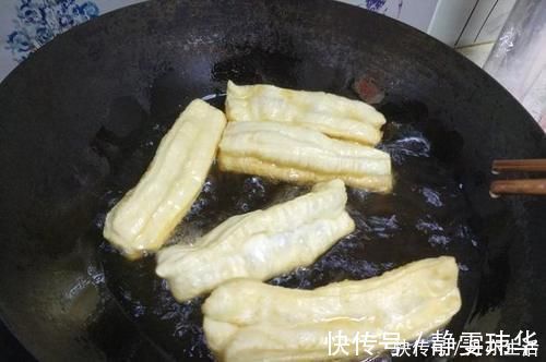 炸油条|炸油条加酵母是大错特错，老师傅教你正宗配方，油条根根蓬松酥脆