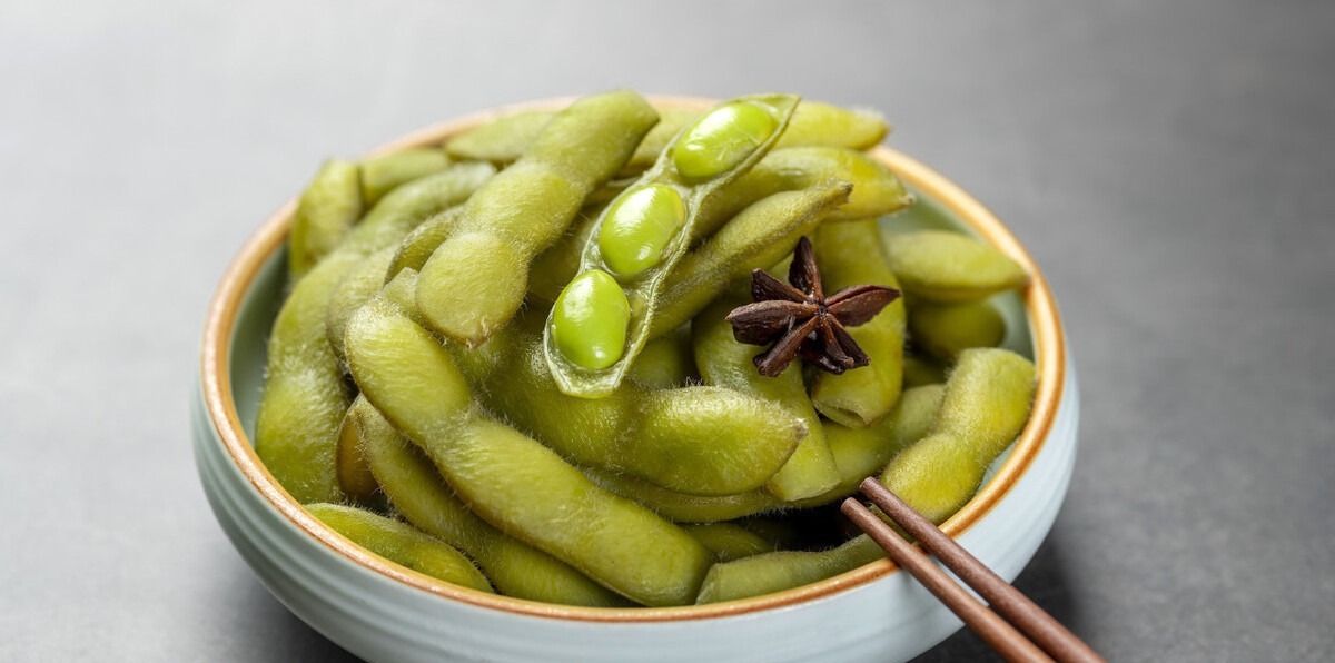 煮毛豆时,牢记3个小技巧,毛豆翠绿好吃,不发黄还特别入味